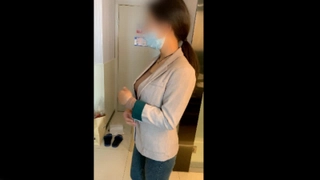 【日韩高清】楼道里勾引邻居，带回家吸精，射的太深都流不出来