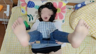 日本少女穿着比基尼在湿润的三人行中被内射