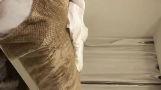处女少女被脱光衣服自慰,直到高潮