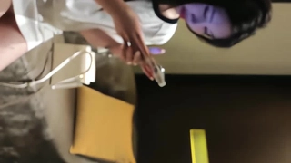 9分颜值极品美女！全身粉嫩外表甜美！脱光光掰开骚穴，摆弄各种姿势，自摸揉搓粉穴，低低呻吟