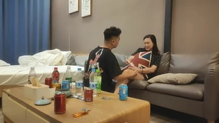 快餐达人城郊路边店邂逅看起来长得还可以的齐头帘大波妹子老规矩边看A片边搞速战速决国语1080P原版