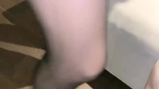 被發現看熟女AV後想不到對母親中出了