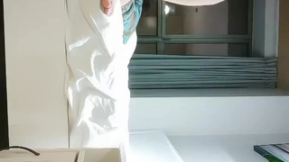 大奶母狗来了，露脸高颜值这是在跳裸体健身操吗，乖巧听话给小哥口交大鸡巴，抽着小烟自慰无毛白虎逼逼刺激