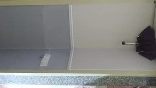 淫妇人妻一边偷情一边给姐姐打电话叫声太大被发现